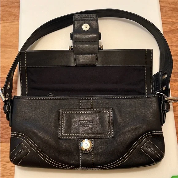 Vintage COACH Soho Flap Hamptons Baguette Shoulder Bag Handbag Black Leather Y2K
